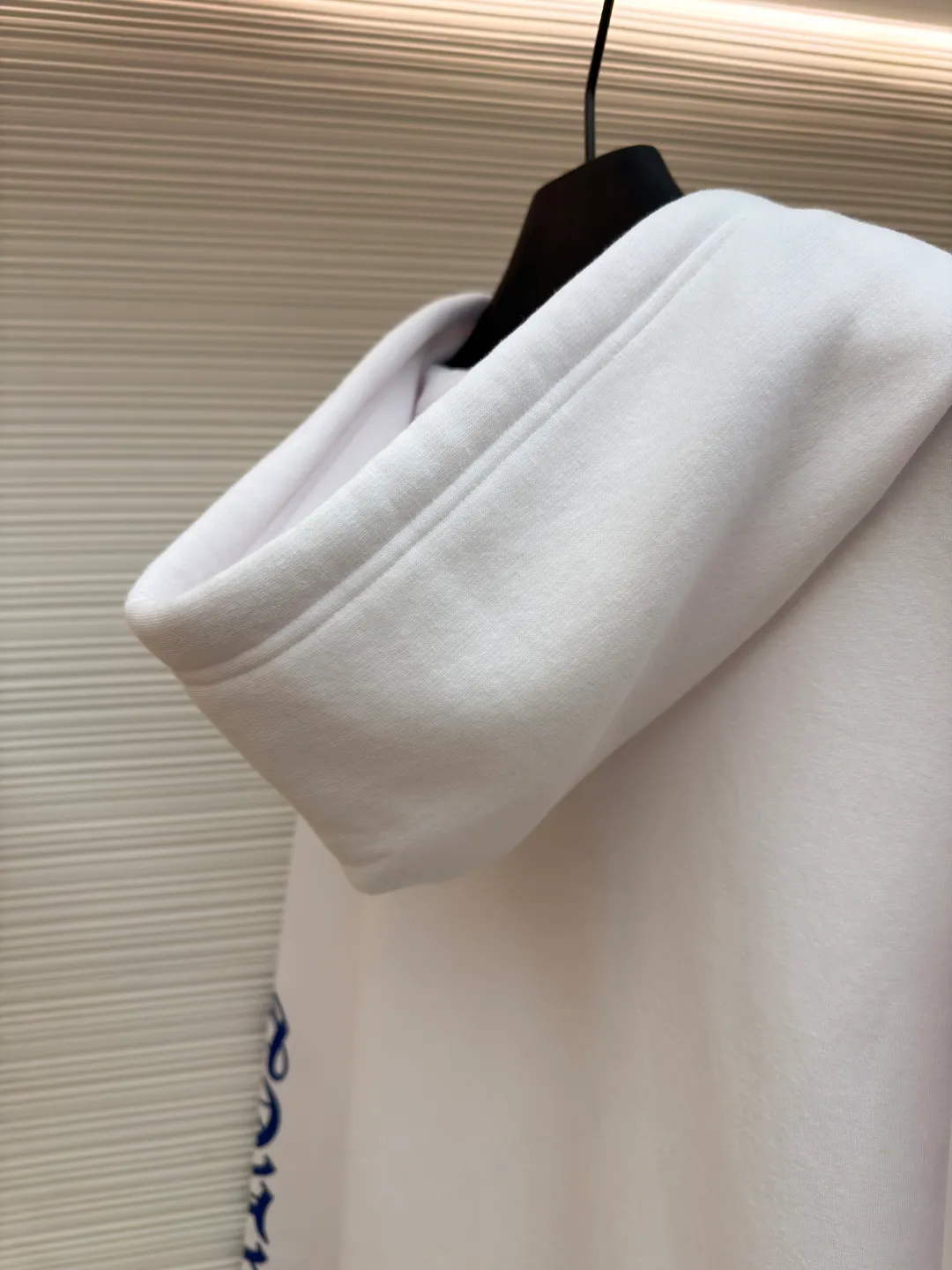 Chrome Hearts1988 limited Sanskrit printed zipper hoodie ●Original version: purchased and developed by 11759 ●Item number: 1681111-B05 ●Fabric: Fleece full size fabric ●Technology: Made with thermoset ink ●Version: Loose version ●Weight: about 710g ●Size: S-M-L-XL ●Description: The fabric is made of fleece 420g pure cotton and printed using a variety of printing techniques, thermoset ink printing. The overall wiring is straight and delicate, the fabric is comfortable and soft, and the color is consistent without color difference. It can be matched with the same style to create a fashionable look and control various occasions. Customized accessories, complete with three standards, same style for men and women!